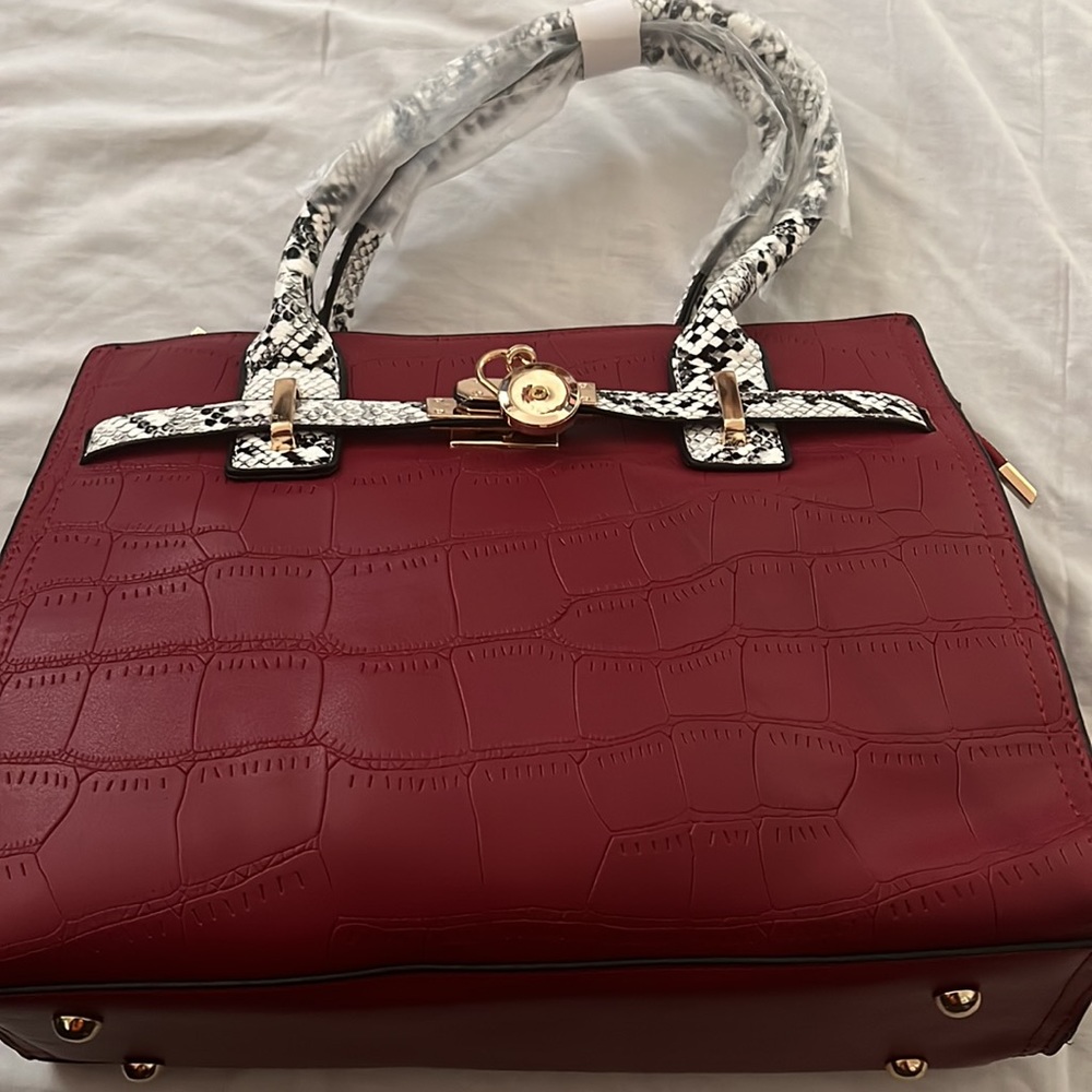 Red designed bag - Picture 3 of 4